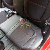 روکش چرم وسط پارچه مشکی دوخت قرمز پیکانتو