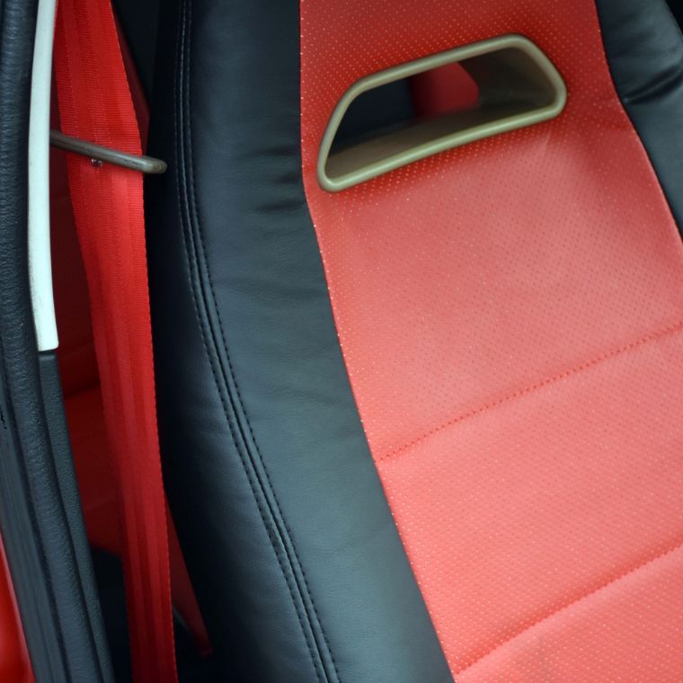 روکش صندلی چرم مشکی وسط قرمز جن تو