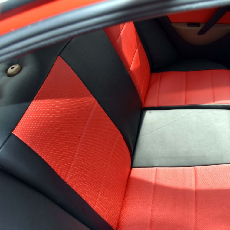 روکش صندلی چرم مشکی وسط قرمز جن تو