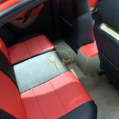 روکش صندلی چرم مشکی وسط قرمز جن تو