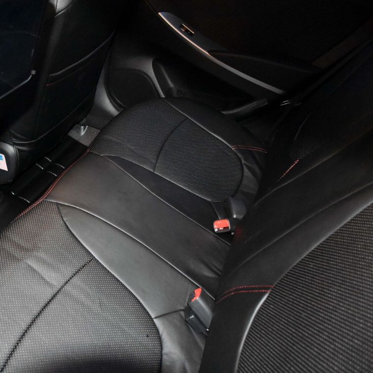 روکش صندلی چرم مشکی وسط قرمز اکسنت