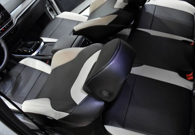 روکش صندلی چرم مشکی طوسی ID.4